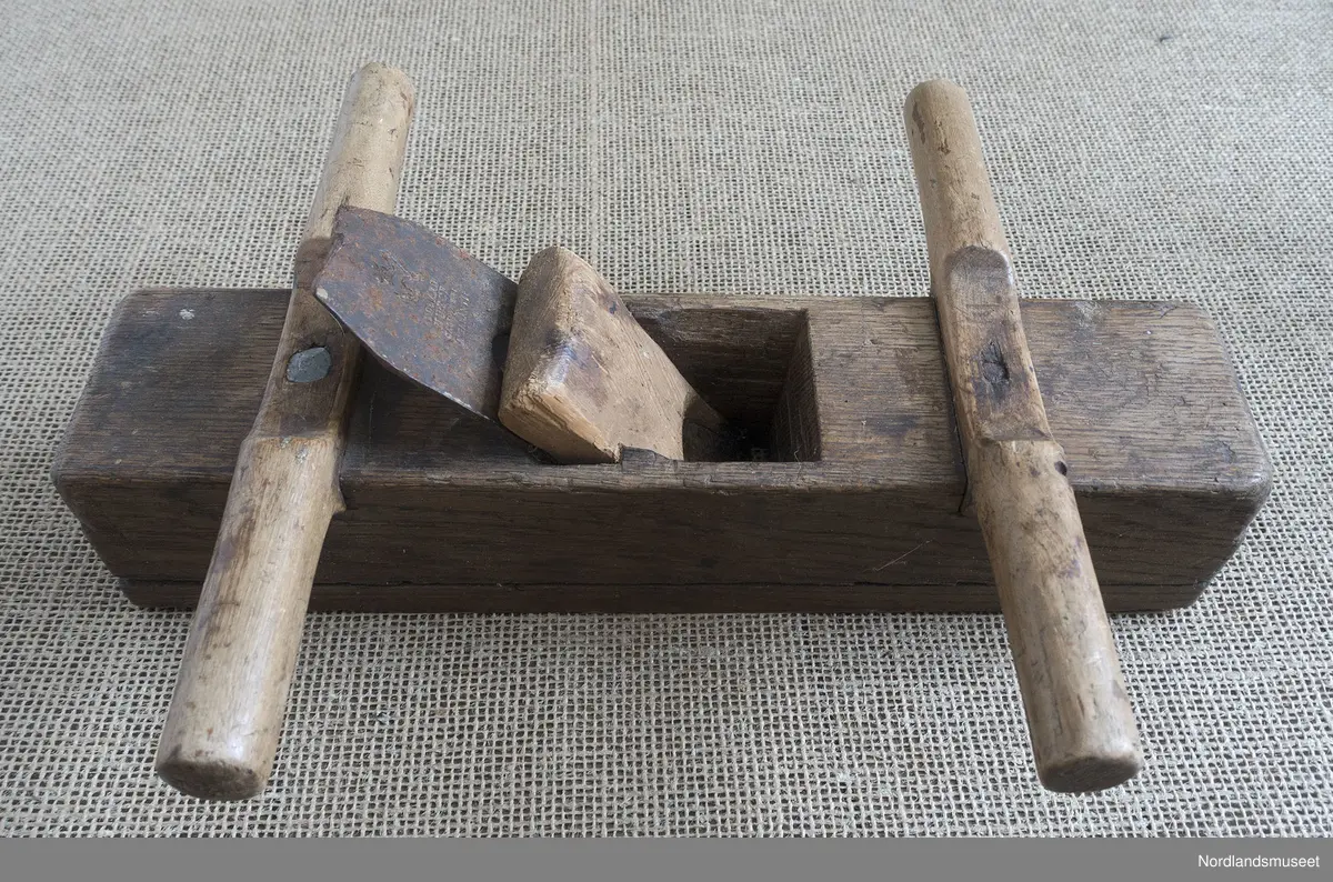 Tomannshøvel med to tverre handtak, jern og kile.