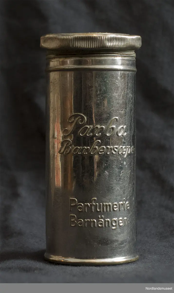 Tom metallbeholder for barbersåpe.
