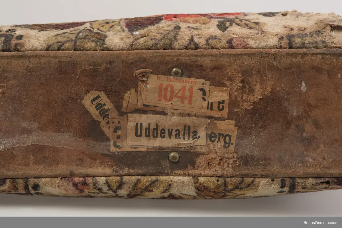 Ur handskrivna katalogen 1957-1958:
Rosig nattsäck
L. 51. H: (med handtag) 41. Av filttyg med blommigt mönster. Smärre hål. 
Från Kärra (U-a)
