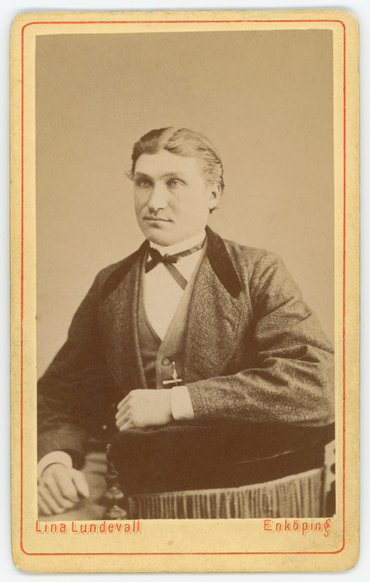 Svartvit porträtt av ung man. På baksidan står Alfred, bror till Anna- Lotta.