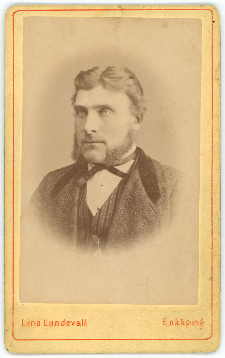 Svartvit porträtt av okänd man. På baksidan står "Bror till Anna- Lotta, Per".