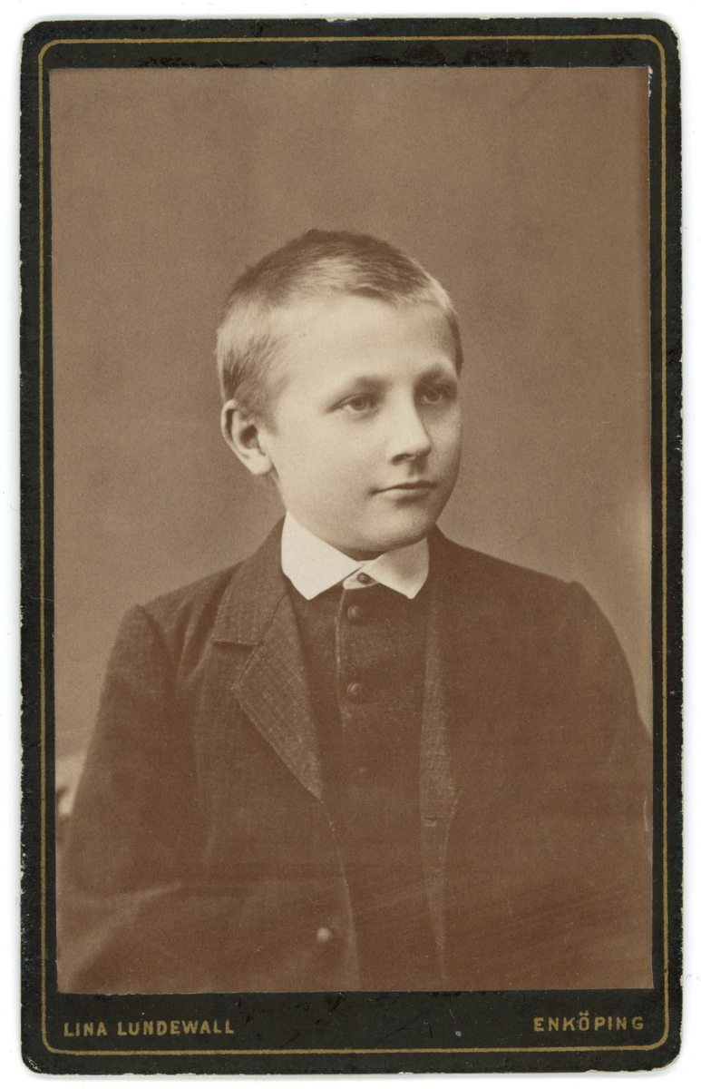 Svartvit porträtt av en okänd pojke.