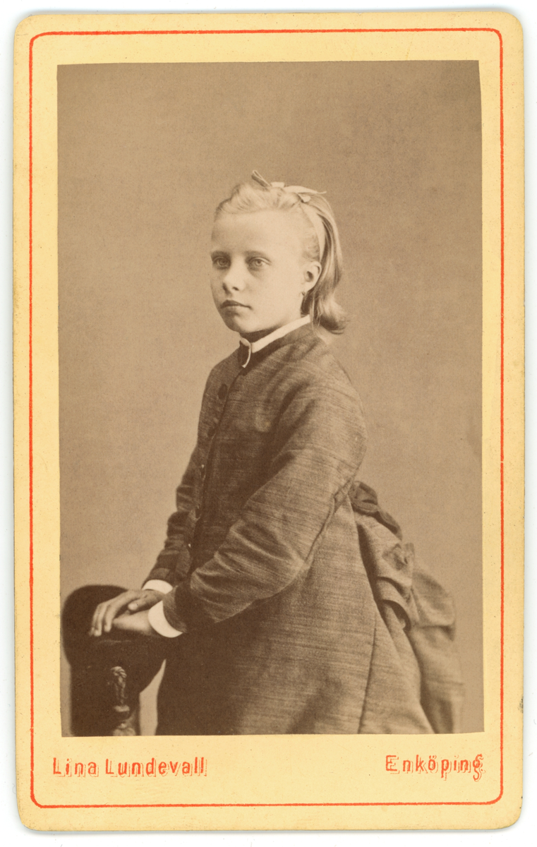 Svartvit porträtt av okänd flicka.