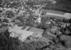 Flygfoto över Säter. Säters kyrka år 1953. Läs mer om Säters kyrka i boken: Dalarnas kyrkor i ord och bild.