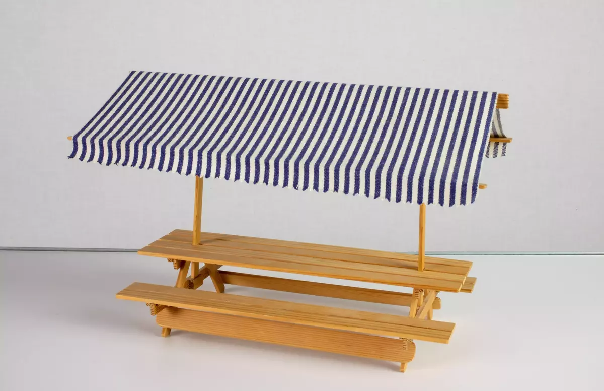 Modellmöbler 18 st, 1 trädgårdsbord med fasta bänkar och soltak, 14 stolar, 1 soffa, 2 bord.  Ritningar till möblerna finns i vissa fall i samlingarna sedan tidigare.