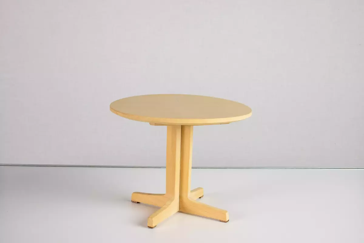 Modellmöbler 18 st, 1 trädgårdsbord med fasta bänkar och soltak, 14 stolar, 1 soffa, 2 bord.  Ritningar till möblerna finns i vissa fall i samlingarna sedan tidigare.