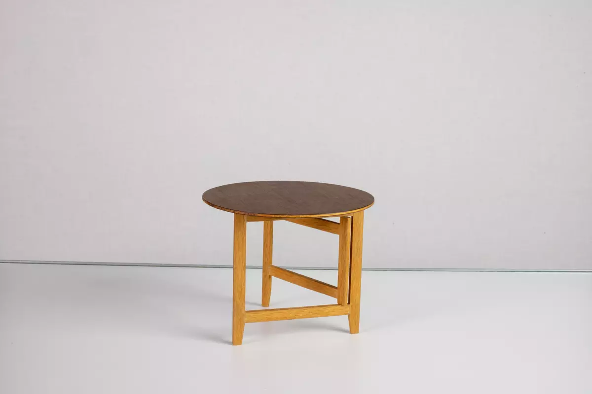 Modellmöbler 18 st, 1 trädgårdsbord med fasta bänkar och soltak, 14 stolar, 1 soffa, 2 bord.  Ritningar till möblerna finns i vissa fall i samlingarna sedan tidigare.