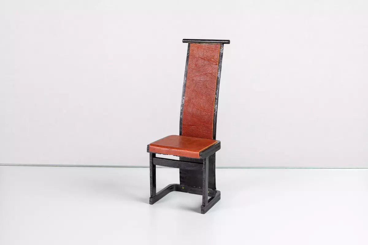 Modellmöbler 18 st, 1 trädgårdsbord med fasta bänkar och soltak, 14 stolar, 1 soffa, 2 bord.  Ritningar till möblerna finns i vissa fall i samlingarna sedan tidigare.