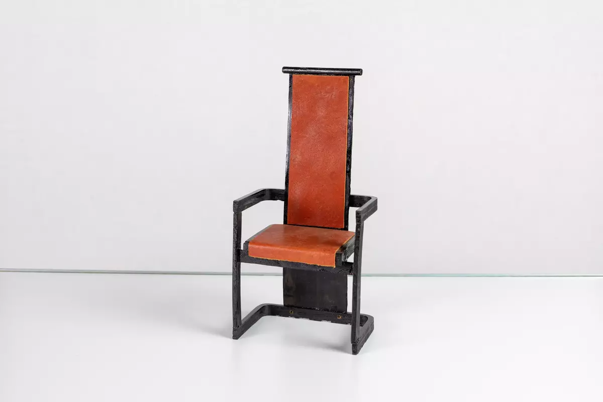 Modellmöbler 18 st, 1 trädgårdsbord med fasta bänkar och soltak, 14 stolar, 1 soffa, 2 bord.  Ritningar till möblerna finns i vissa fall i samlingarna sedan tidigare.