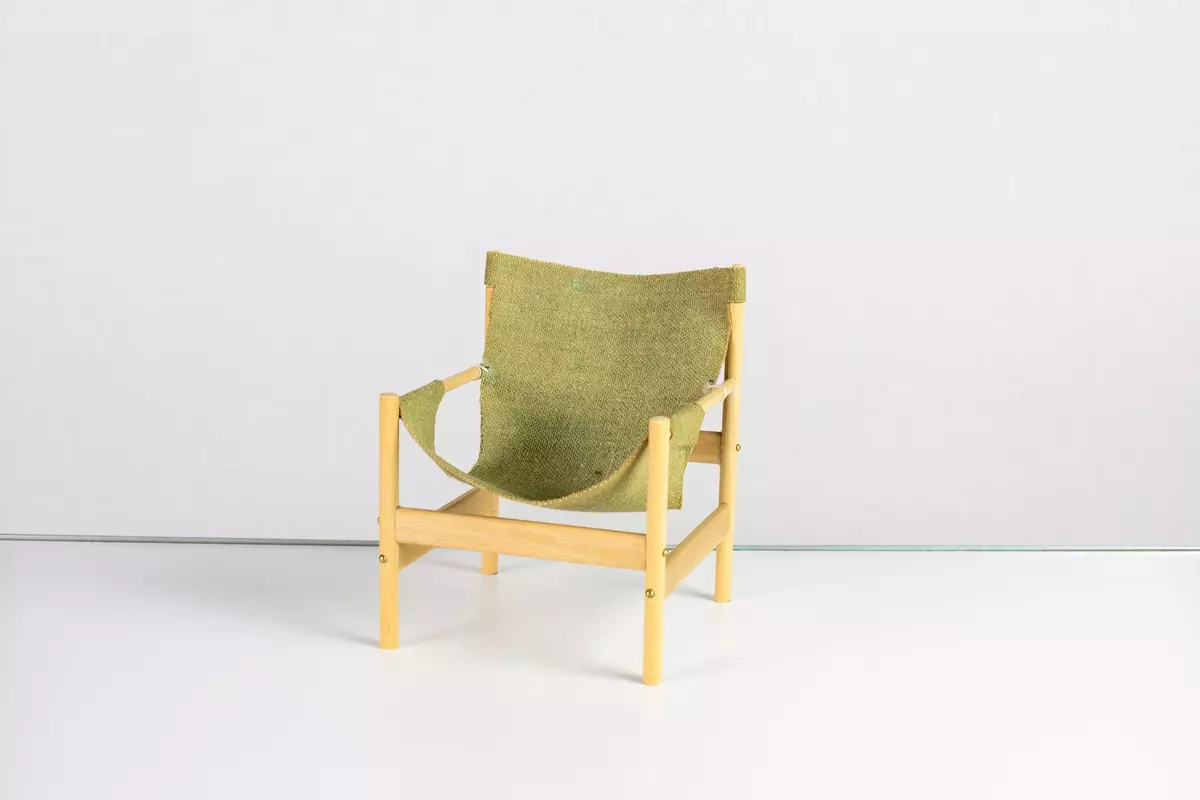 Modellmöbler 18 st, 1 trädgårdsbord med fasta bänkar och soltak, 14 stolar, 1 soffa, 2 bord.  Ritningar till möblerna finns i vissa fall i samlingarna sedan tidigare.