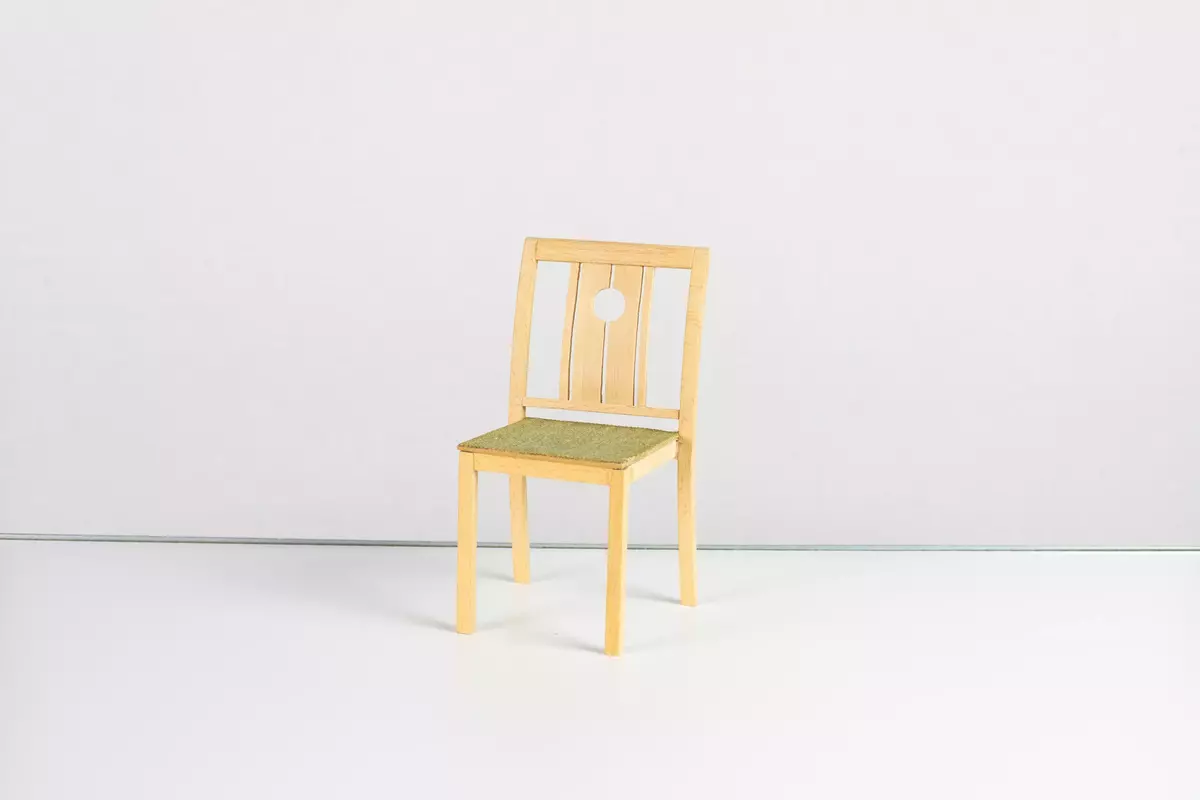 Modellmöbler 18 st, 1 trädgårdsbord med fasta bänkar och soltak, 14 stolar, 1 soffa, 2 bord.  Ritningar till möblerna finns i vissa fall i samlingarna sedan tidigare.