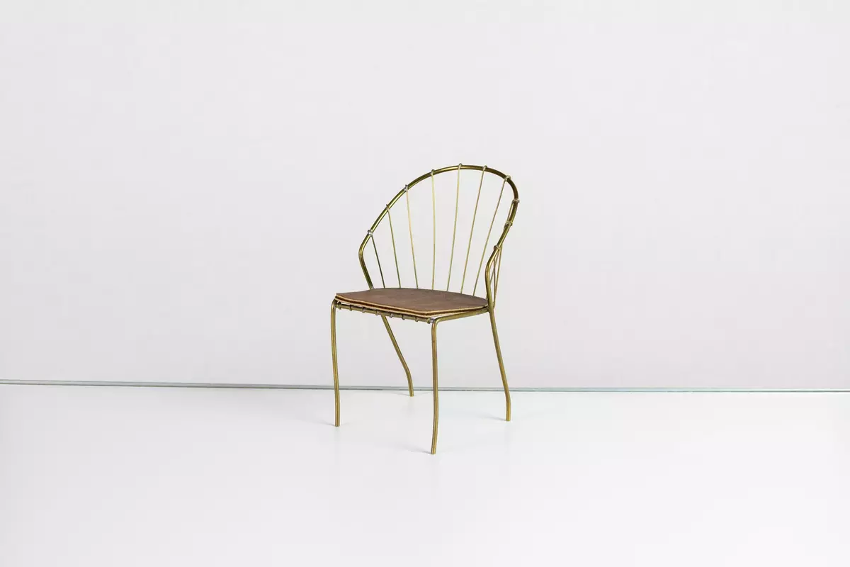 Modellmöbler 18 st, 1 trädgårdsbord med fasta bänkar och soltak, 14 stolar, 1 soffa, 2 bord.  Ritningar till möblerna finns i vissa fall i samlingarna sedan tidigare.