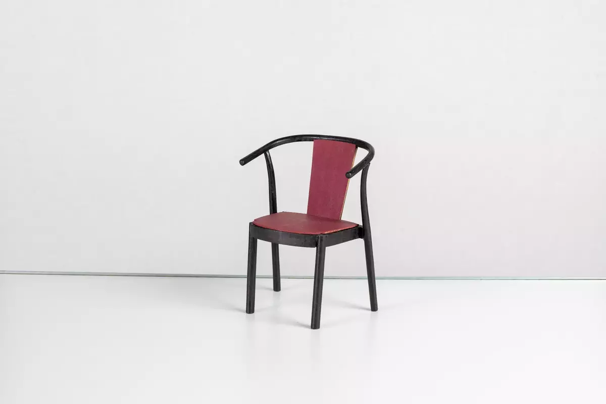 Modellmöbler 18 st, 1 trädgårdsbord med fasta bänkar och soltak, 14 stolar, 1 soffa, 2 bord.  Ritningar till möblerna finns i vissa fall i samlingarna sedan tidigare.