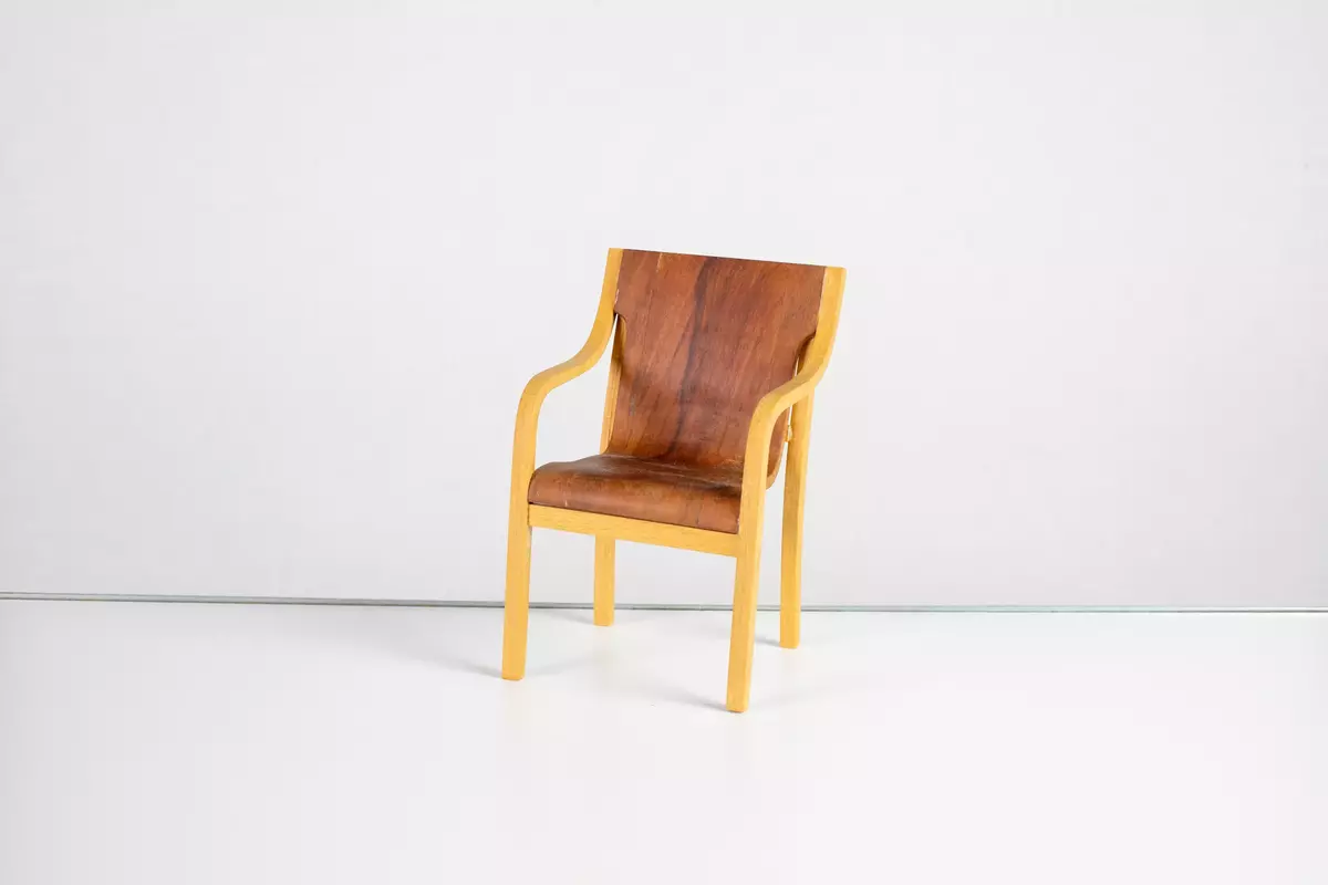 Modellmöbler 18 st, 1 trädgårdsbord med fasta bänkar och soltak, 14 stolar, 1 soffa, 2 bord.  Ritningar till möblerna finns i vissa fall i samlingarna sedan tidigare.