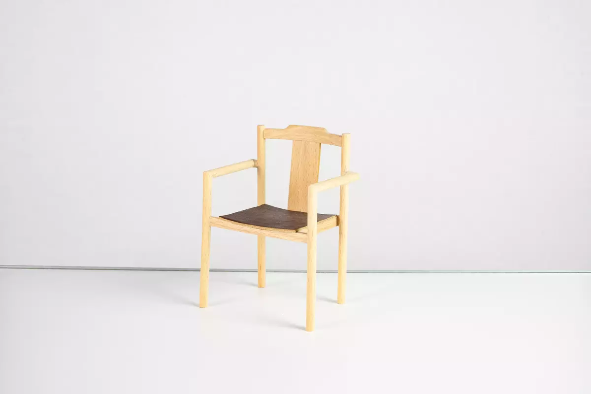 Modellmöbler 18 st, 1 trädgårdsbord med fasta bänkar och soltak, 14 stolar, 1 soffa, 2 bord.  Ritningar till möblerna finns i vissa fall i samlingarna sedan tidigare.