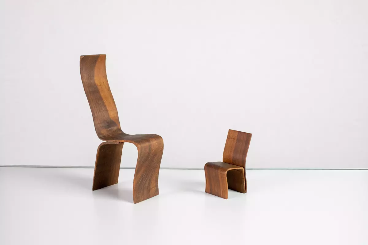 Modellmöbler 18 st, 1 trädgårdsbord med fasta bänkar och soltak, 14 stolar, 1 soffa, 2 bord.  Ritningar till möblerna finns i vissa fall i samlingarna sedan tidigare.