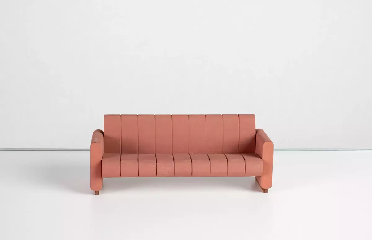 Modellmöbler 18 st, 1 trädgårdsbord med fasta bänkar och soltak, 14 stolar, 1 soffa, 2 bord.  Ritningar till möblerna finns i vissa fall i samlingarna sedan tidigare.