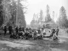 Genom fotografens anteckningar får vi veta att vi betraktar eftertruppen av sjukvårdssoldater vid mobiliseringsövning år 1900. Vidare förmedlas att gruppen i stunden nått Naterstad i Slaka socken på sin väg mot Malmens övningsfält.