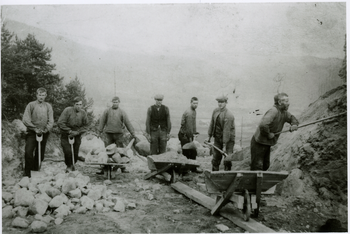 Anleggsarbeid Arbeid på Rukkedalsvegen. Et arbeidslag.

Fra v Knut Syversbråten, Ole Frekeplass, Henrik Hoveng, Halgrim Rødningen, Gudbrand Husemoen , Hans Lysenvold, Steingrim Ivarstuen han var bas på laget.

En negativ, tre positiv kopier.
