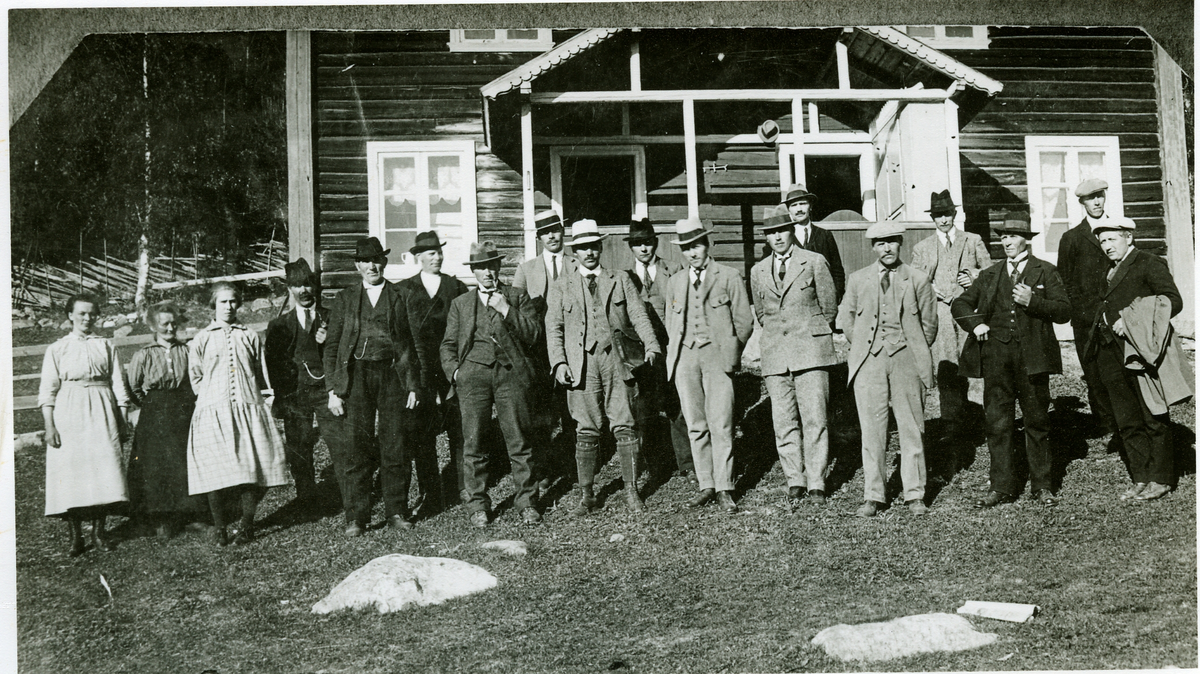 Nes herredstyre på befaring på Lie gård, Liodden, sist på 1920 tallet. Bildet er tatt utenfor våningshuset hos Endre Lie
Fra v. Anna Bråten, Nicoline Bakke, Barbo Haugajorde, nr 4 Johannes Bakke, nr 5 Knut O. Lie,nr.6 Kristoffer Gullingsrud, nr 7 Ola Langslet, nr 8 Ola L. Blingsmo, nr 9 ordfører Marcelius Haga, nr10 Olav Holm, nr 11 Tollef Mathismoen, nr12 Kristian Høva, nr 13 Truls Tyribakken, nr 14 Knut K Grønna, nr 15,16,og 17 ukjent nr 18 Knut Langslet
