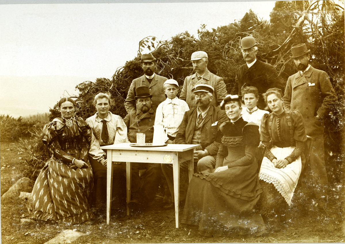 Gruppebilde fra vollen på Bruset. Sittende f.v. Sissel Tandberg, ukjent dame, Hans Lem m/høyhatt, sønn til Heyerdahl (stående), Wettergren, fru Heyerdahl foran frk. Wettergren m/kvitt forkle. Stående bak ukjent, Heyerdahl, godseier Morell ? og Bernhard Tandberg.
