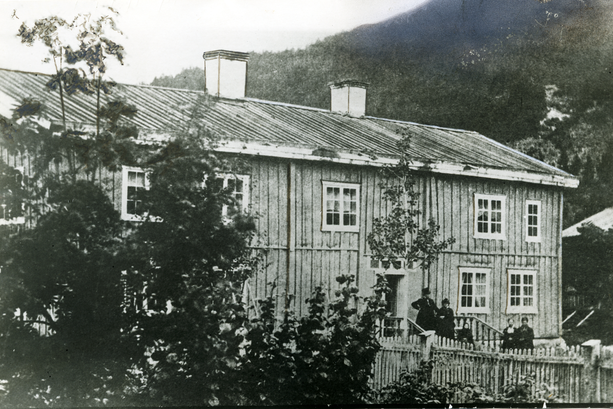 Gamle prestegård
Den gamle prestegården som ble revet i 1893. Huset inneholdt &quot¤herregemak, borgerstue, logerkammer og flere behøvede avdelinger&quot¤. Da bygningen sto ferdig i 1760, klaget almuen over at sognepresten hadde bygget unødig flott og dyrt, men almuen ble likevel dømt til å betale. regningen.
