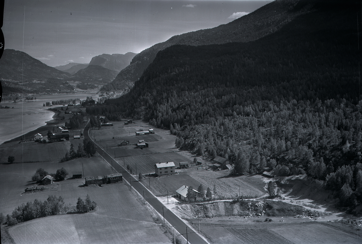 Landskap Nesbyen
På nedsida av vegen først Nedre Plassen, så Persmoen og utover mot Husemoen. Fremst på ovasida av vegen Øvre-Plassen, Skreddarmoen og Grønskar.

Utsikt nedover dalen fra sandtaket til Ragnar Engen.
Foto: Widerøe 1959.
