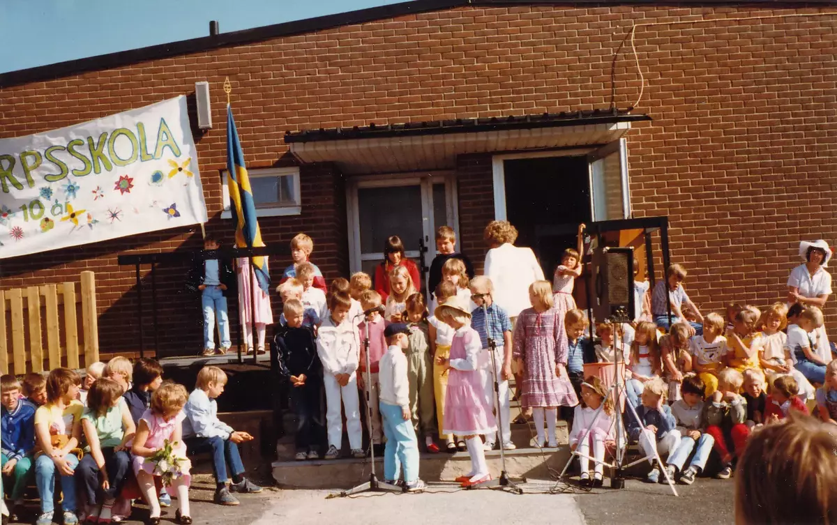 Skolavslutning på Ektorps skola i juni 1982, Det året firade också Ektorps skola tio årsjubileum. Sommaren 2023 revs Ektorps skola för att ge plats åt en ny mycket större skola för fler årskurser. 
