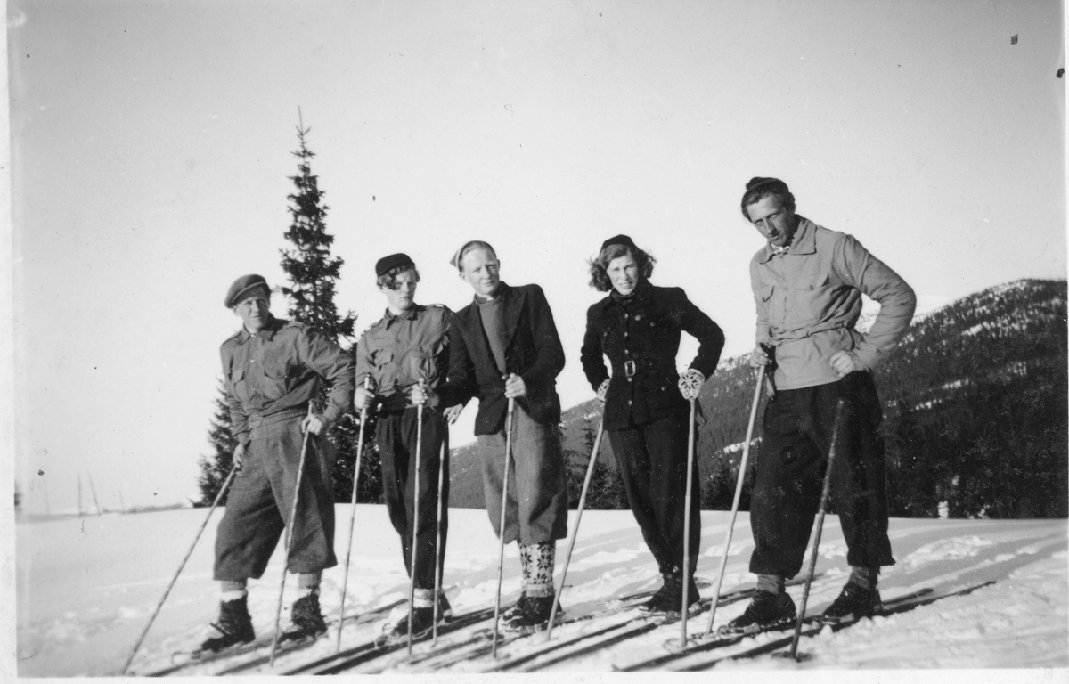 På påsketur. Fra venstre: Olaf Mikkelsplass, Bjarne Mikkelsplass, Asle Heio, Ingeborg (Dolde) Skjellerud og Erik Skjellerud på ski.
