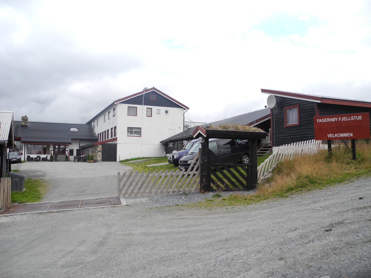 Fagerhøy fjellstue, Myking
Bygget i 1950 av Kristen Eidal.  Startet som en stor hytte, og ca 1960 ble den utvidet til en fjellstue. Sønnen Knut overtok i 1980, og ble utvidet med blant annet stor resepsjon og div. Fjellstua hadde eget skitrekk fra Mykingvegen og opp. Max Ivan Lindkjølen overtok og utvidet soveromsfløy, 25-30 nye rom. Flere år hadde fjellstua opptil 25000 gjestedøgn pr. år.
