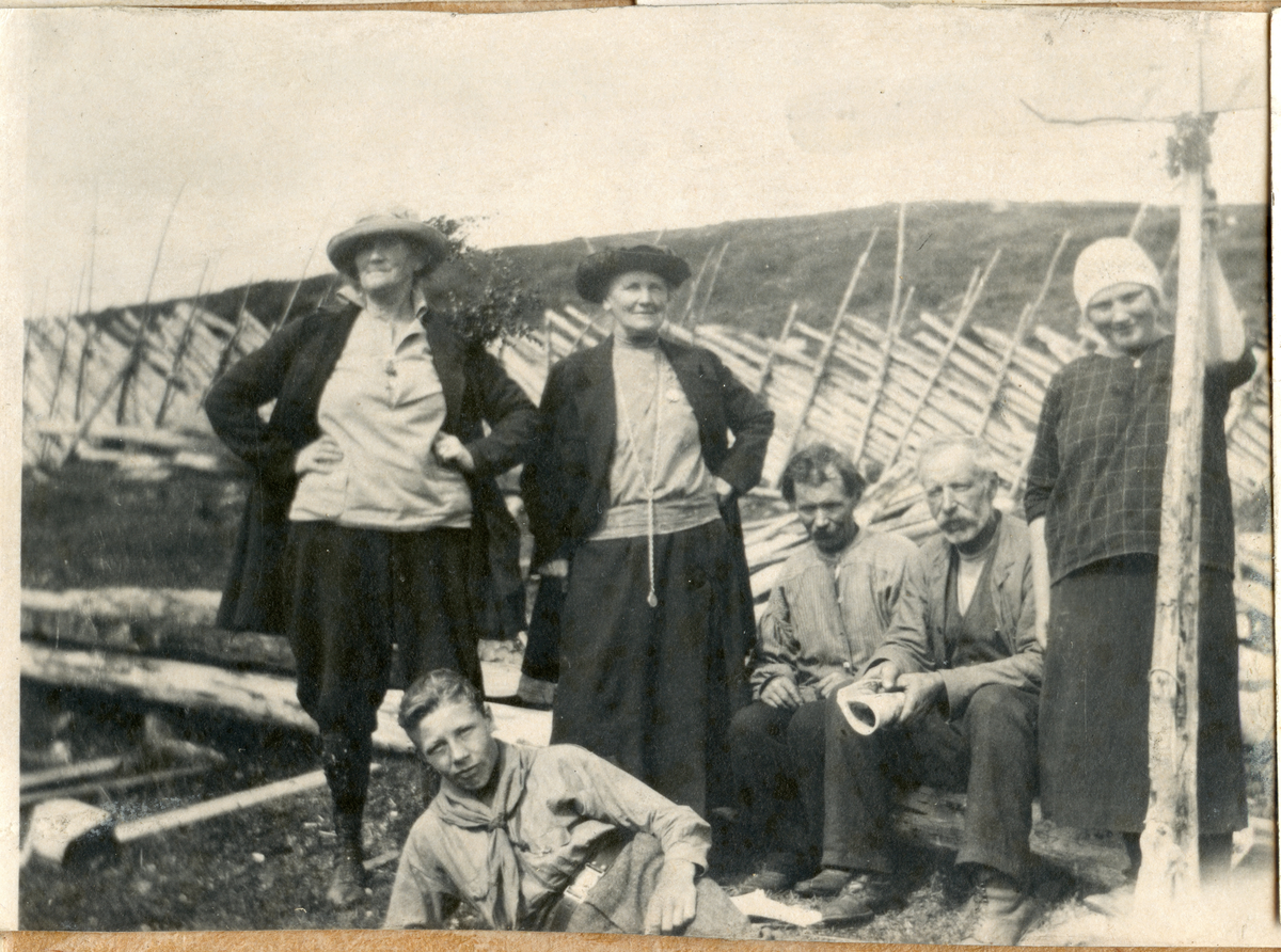 Gruppe på Myking Birgit Renslebråten til høyre og far Steingrim Renslebråten nr 3 fra høyre.
