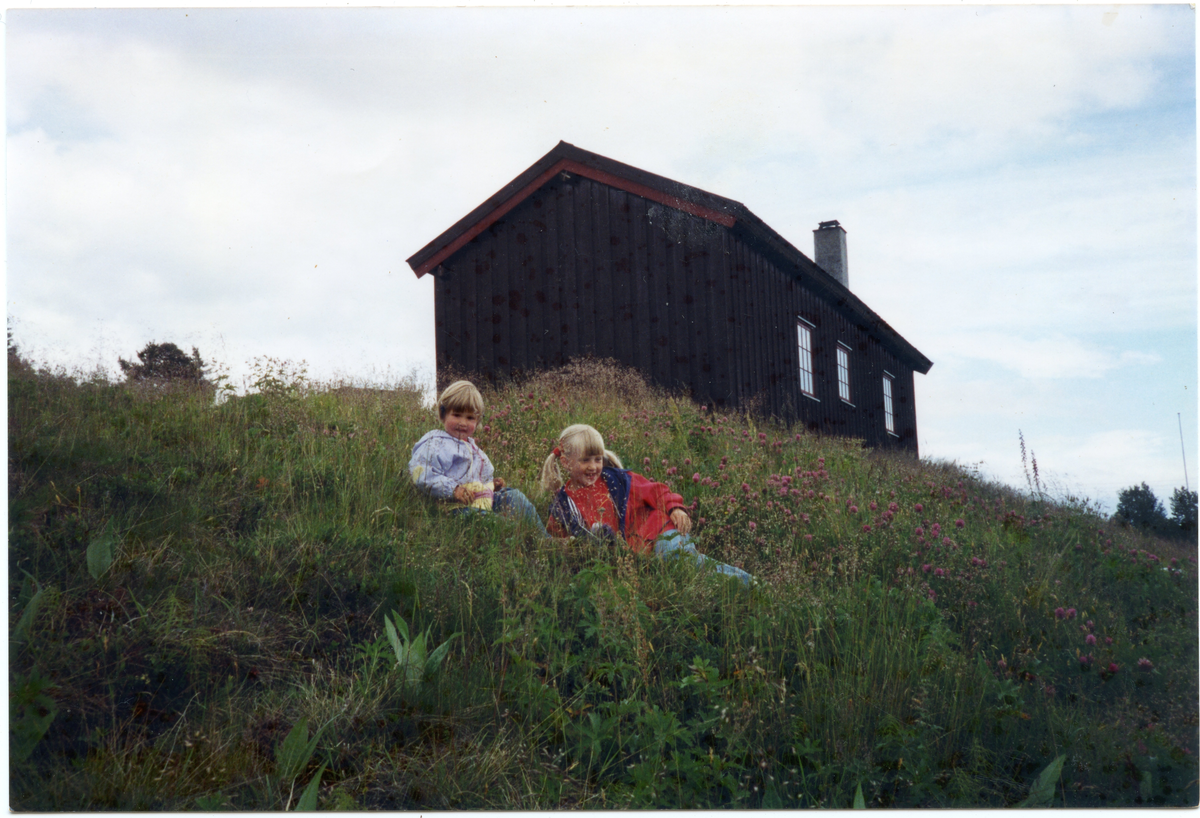 Barn på setervoll
2 ukjente barn på setervollen
