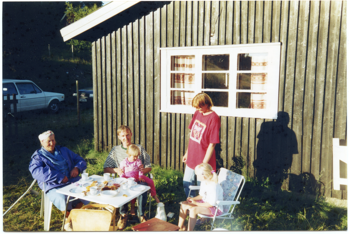 Besøk
Ingeborg Renslebråten på besøk hos ukjente.
