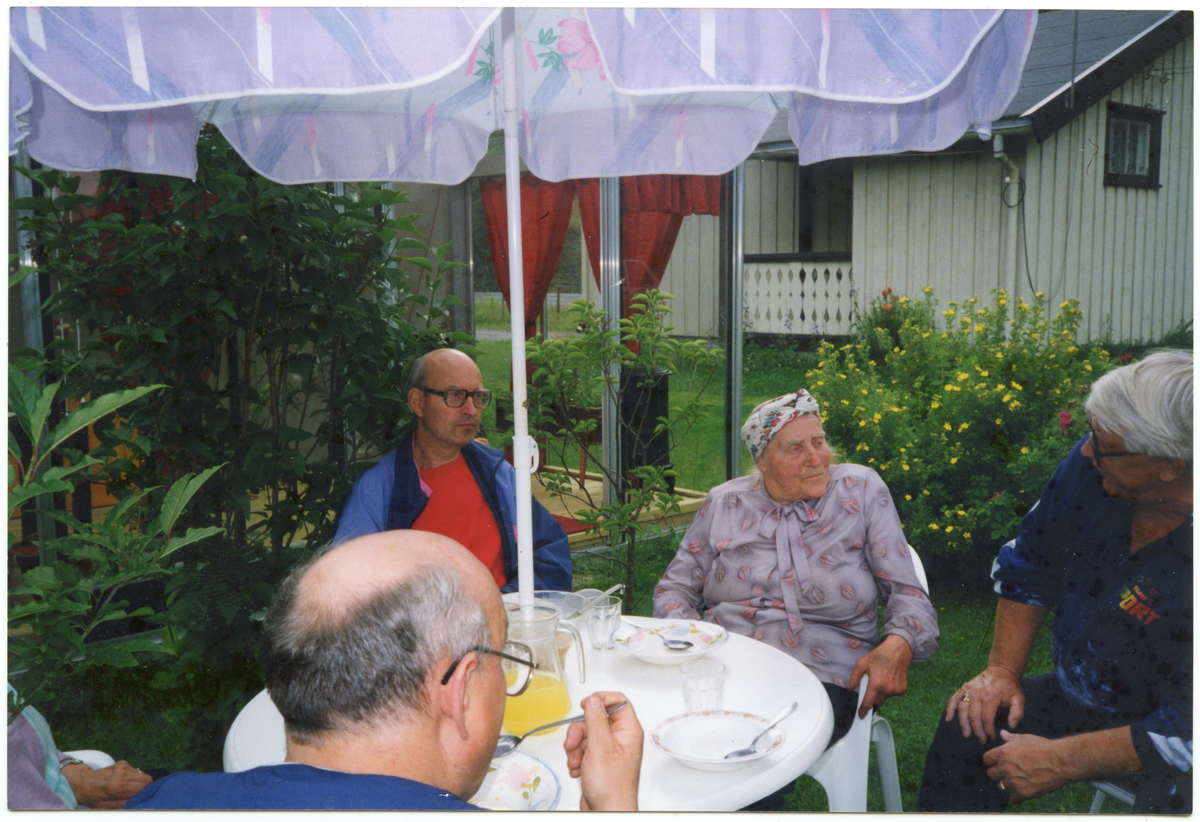 Gruppe
Ingeborg Renslebråten på besøk hos ukjente.
