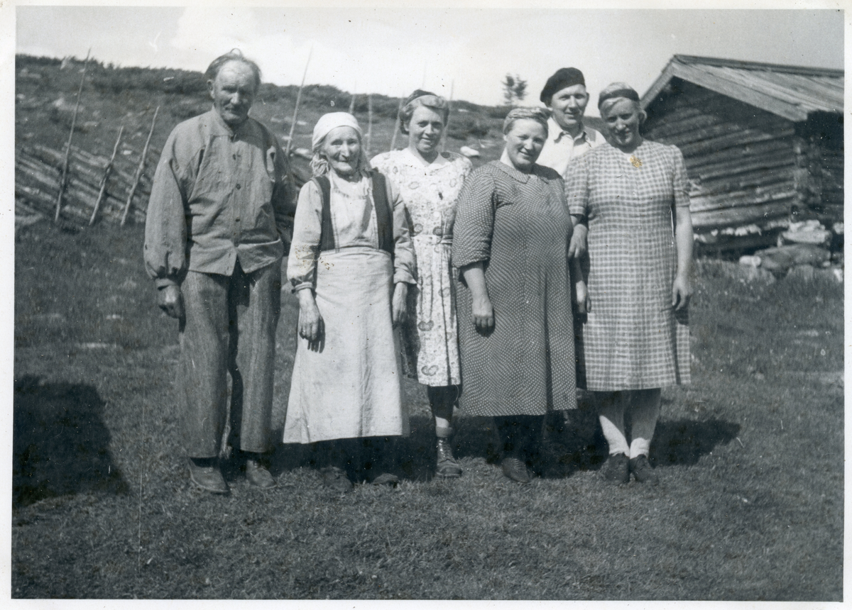 Gruppe på Renslebråtvollen. Fra v Steingrim, Barbo, Birgit og Ingeborg Renslebråten foran. De andre ukjente.
