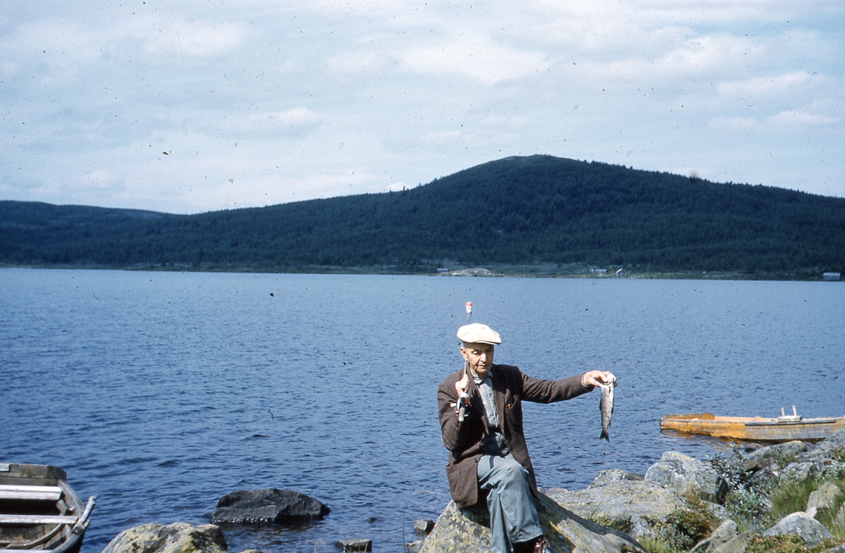 Esten på fisketur.
Esten  ( Østen ) på fisketur.
