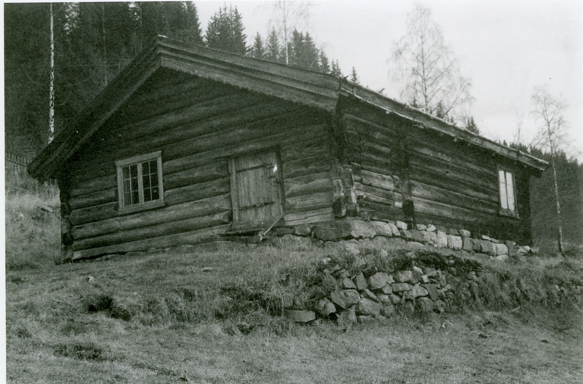 Tømmerstue
Thoenstugu på opphavstunet Thoen i Nes. Stugu står i dag på Hallingdal Museum Nesbyen
