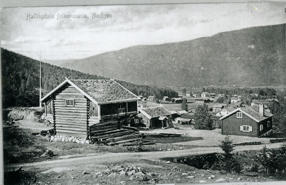 Hallingdal folkemuseum 1910
Hallingdal folkemuseum med Staveloftet i forgrunn. Kolsrudstugu og Villandstugu. Bildet er tatt fra Prestbakken mot Høva
