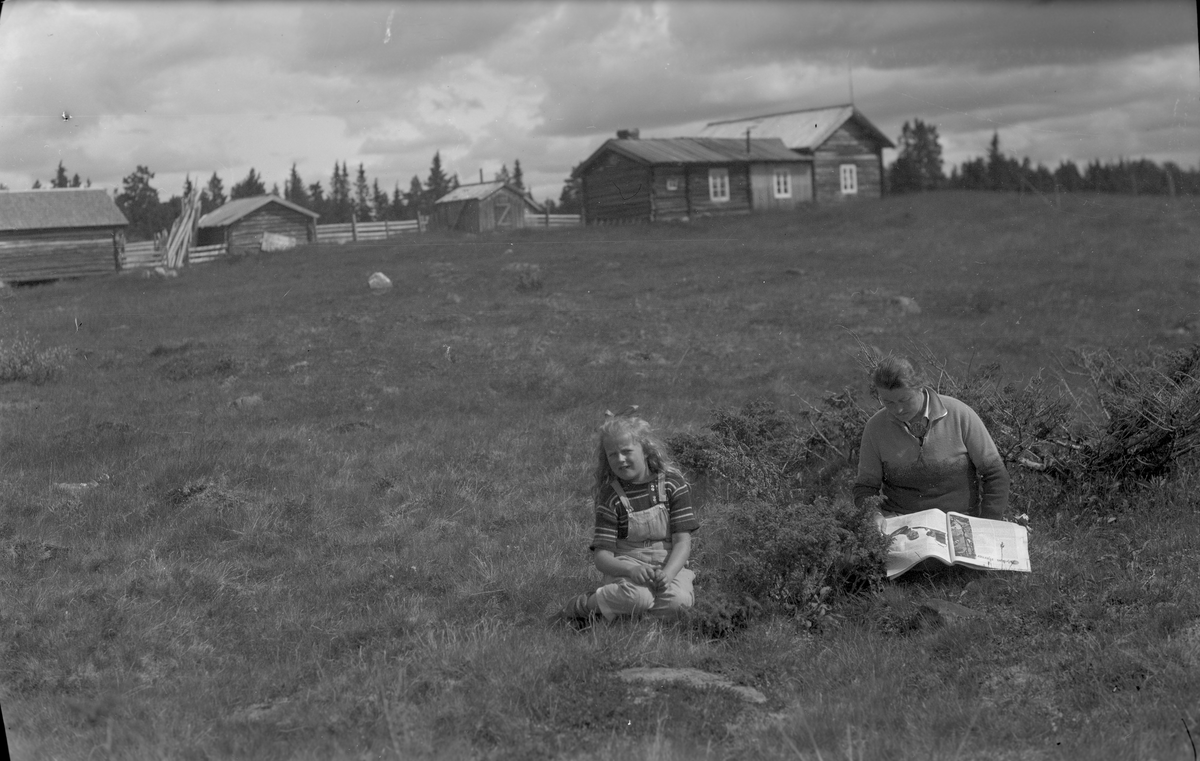 Foss seter. Stølen til Grasdokk. Fra v.: Gerd Langslet og hennes mor Alma. HFN Fa 2065: Foss heimstøl i Rukkedalen 1935. På bildet sitter Alma og Gerd Langslet nederst på Grasdokkvollen. Det er 5 voller på Foss: Grasdokk, Husemoen, Rodegård, Syversrud søre, Jorde (Bindarbråten) Fotograf: Knut Langslet.Bildebokstøl  Før og nå.
