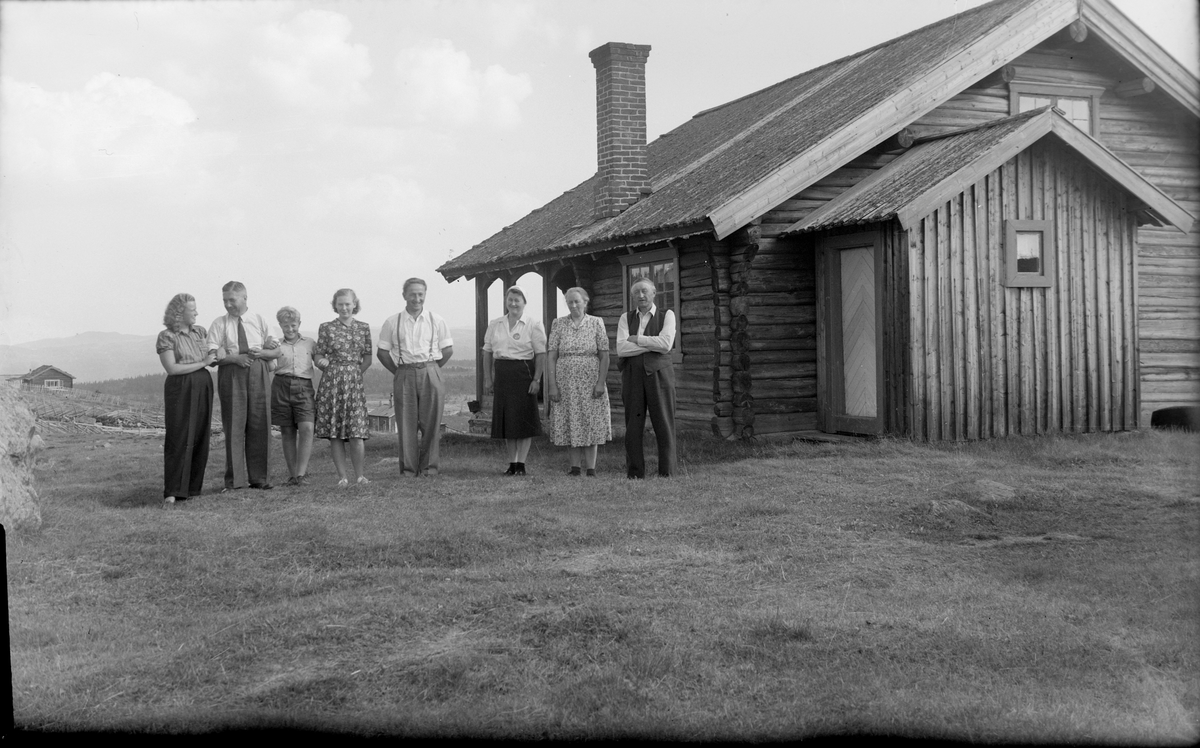 Tømmerhus
På Langsletvollen foran seterbua. f.v. Gerd Langslet, ukjent, Lars Roar Langslet, ukjent, ukjent, Alma Langslet (mor til Lars Roar og Gerd), Barbo Langslet og Ola Langslet.
