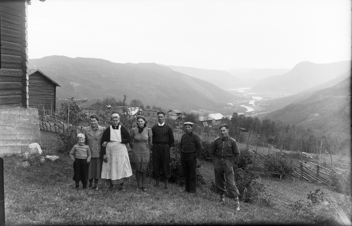 Landskap over Nesbyen sett fra Garnås. F.v. Lars Roar og Alma Langslet, Kristi Garnås, Birgit Garnås, Per Garnås, Peder Garnås og Nils Garnås.
