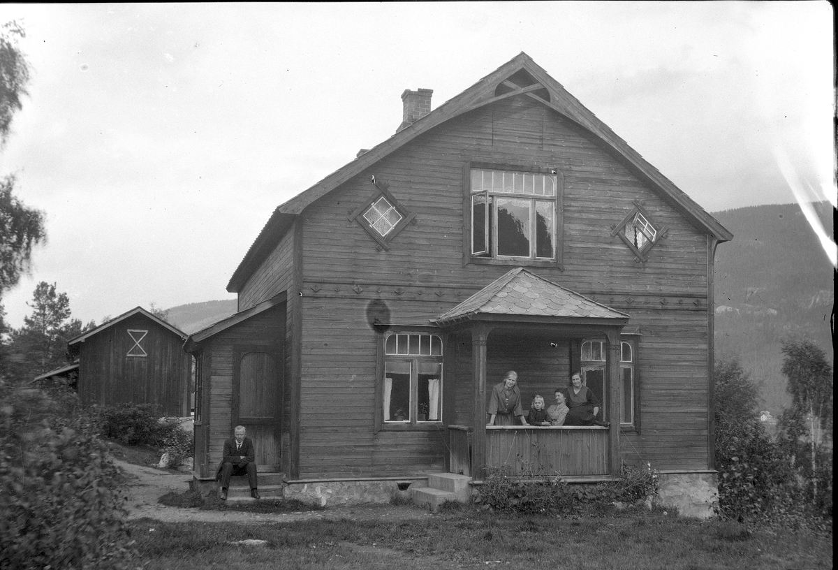 Bolighus
Hildheim. Her sto det en gammel tømmerstue som Berdines Kaland bygde  om i 1912. Kaland var en kjent treskjærer noe både husets eksteriør og interiør er preget av.  Personene på bilde F.v. Knut Hopland, Bergljot (Billi) Kaland, Liv (Lutta) Kaland, Gunhild Kaland og ukjent. Fotograf Knut Langslet
