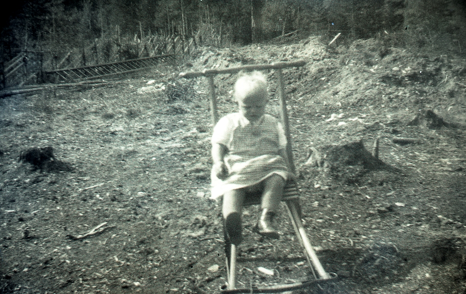 Liten jente sitter på spark
