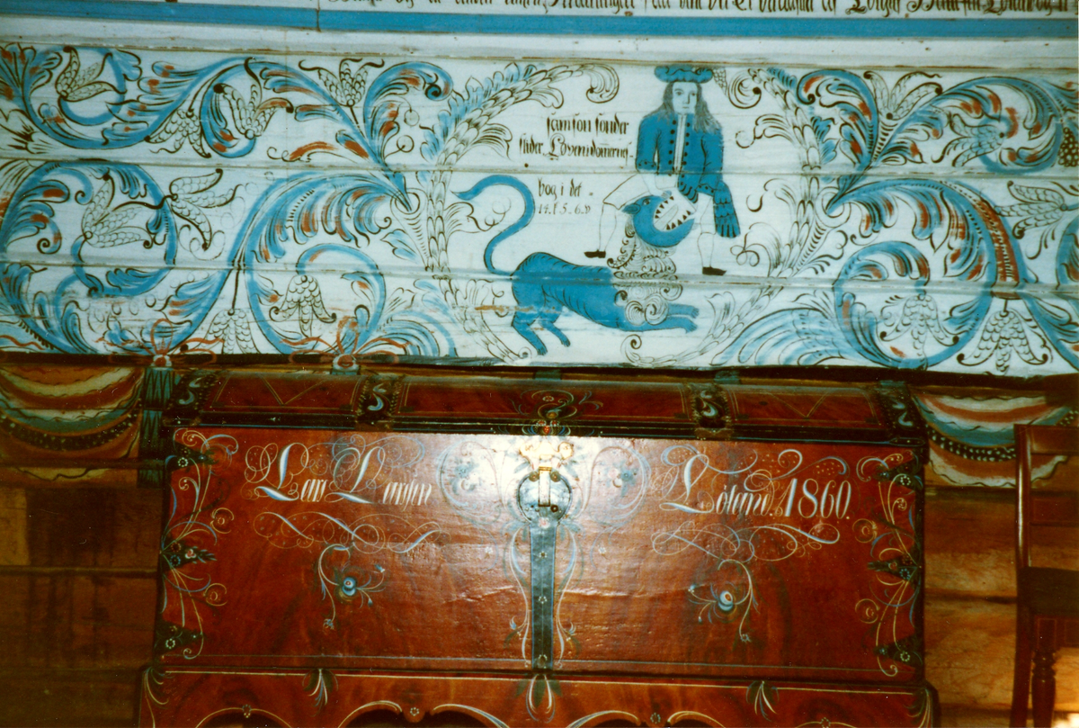 Lølandstova. Detaljer av interiør. Rosemaling på veggen over ei kiste som er malt af hallingen Lars Aslagson. Malt i 1798
