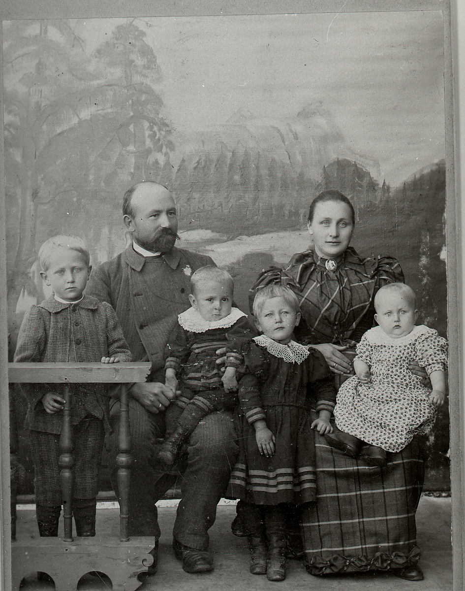 Familiebilde Jørgen J Jorde
F.v. Ragnvald J. Jorde 1888 faren Jørgen J.Jorde m/Jens Torfinn J. Jorde (1892-1914), stående (Margit) Arnhild J. Jorde (gift m/Marcelius Haga mor Margit Olsdatter Eidal g. Jorde. på hennes fang Sverre j. Jorde (Døde ung)
