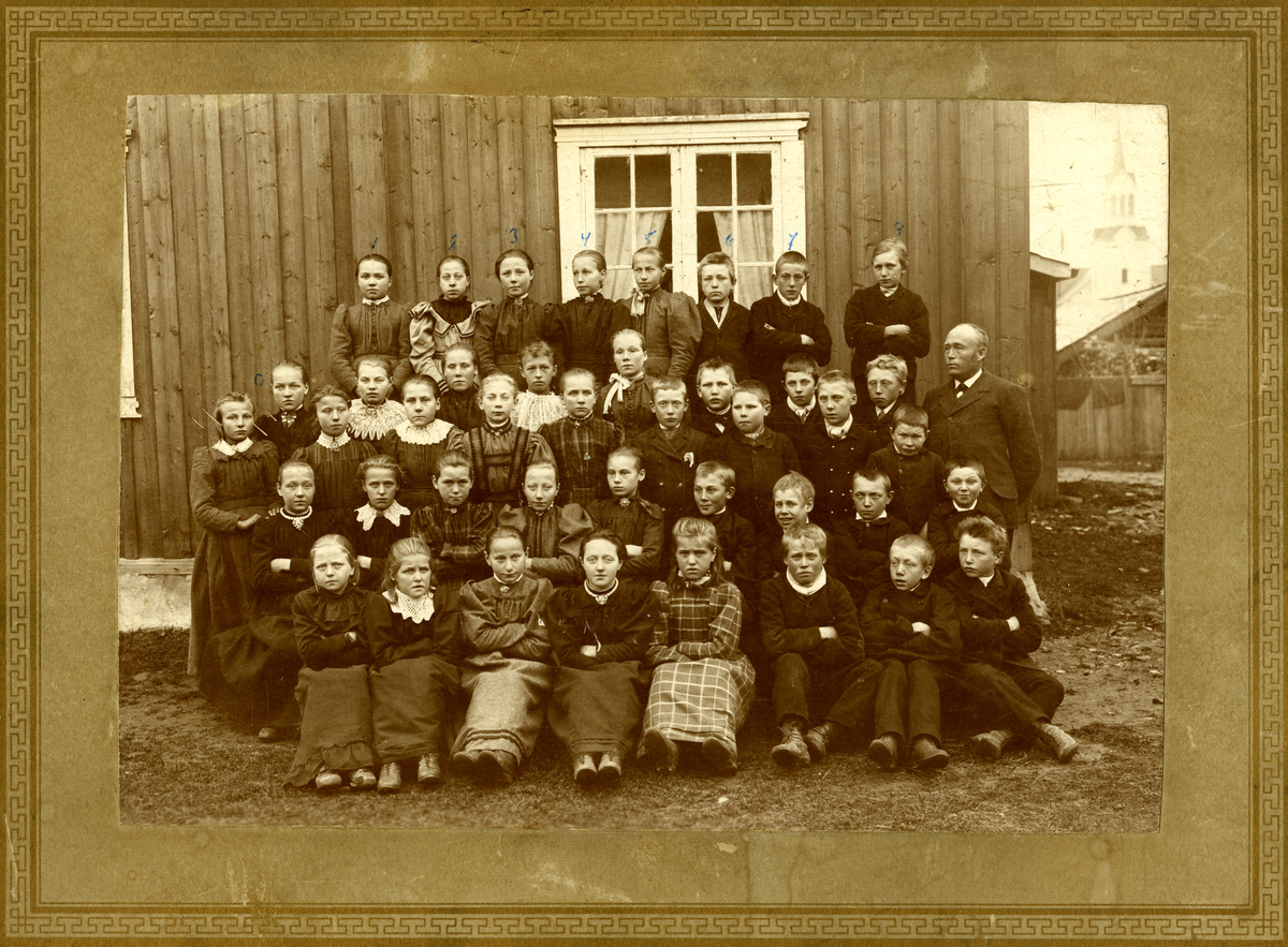 Skoleklasse Nes skole 1894 Skolehuset i bakgrunnen. 
1. rekke fra v: Gunvor Fossen, Ingebjørg Mogstad, Tora Tollefsgård, Ingeborg Kvarteig, Synnøve Bindarbråten, Nicolai Dokken, Ole Roen og Lauritz Prestbakken.
2. rekke fra v: Sigrid Kvarteig, Signe Merødningen, Kari Domholt, Sofie Tollefsgård, Tora Sjong, Ola Tingstuetomten, Halvor Hoveng, Petter Stupa og Sigurd Tingstuetomten.
3. rekke fra v: Kari Gudbrandsplass, Ranveig Thodokk, Marie Peiseplass, Ragnhild Øye, Ingeborg Domholt, Olaf Brekkebråten, Lauritz ?, August Peiseplass ? og Ola Grønland.
4. rekke fra v: Johannes Stupa, Kari Grimsgård, Olaug Bæken, Guri Arnesen, Kristi Skanso, Ola Haraldset, Ola Jorde, Kristian Høva og lærer og kirkesanger Arne Arnesen (Trageton).
5. rekke fra v: Tora Grimsgård, Ågot Nilsen , Hanne Ellingbråten, Marit Haraldsetrødningen, Ingeborg Tollefsgård, Ola Fossen, Jens Bråten (Fjakleland) og Knut Merødningen.
