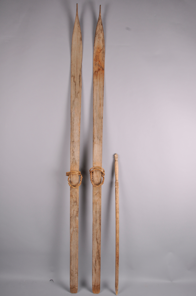 Hav 7,5cm.
Furuski, ufarga. 

5c: skistav avbroten

Mål: Handtak 20,5cm,3cm breitt, 2cm tykt,
resten av staven cm ca. 75cm lang.
Laga av ask, Handtaket utkrota.