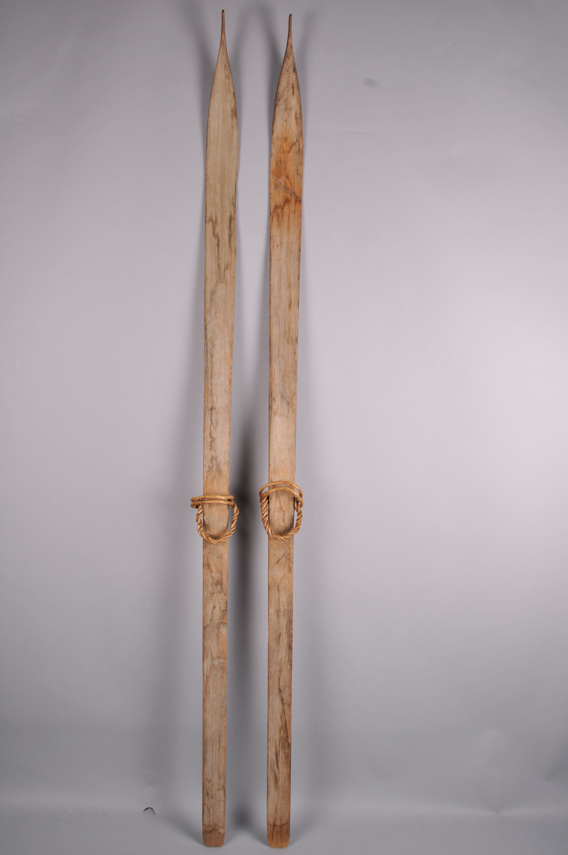Hav 7,5cm.
Furuski, ufarga. 

5c: skistav avbroten

Mål: Handtak 20,5cm,3cm breitt, 2cm tykt,
resten av staven cm ca. 75cm lang.
Laga av ask, Handtaket utkrota.