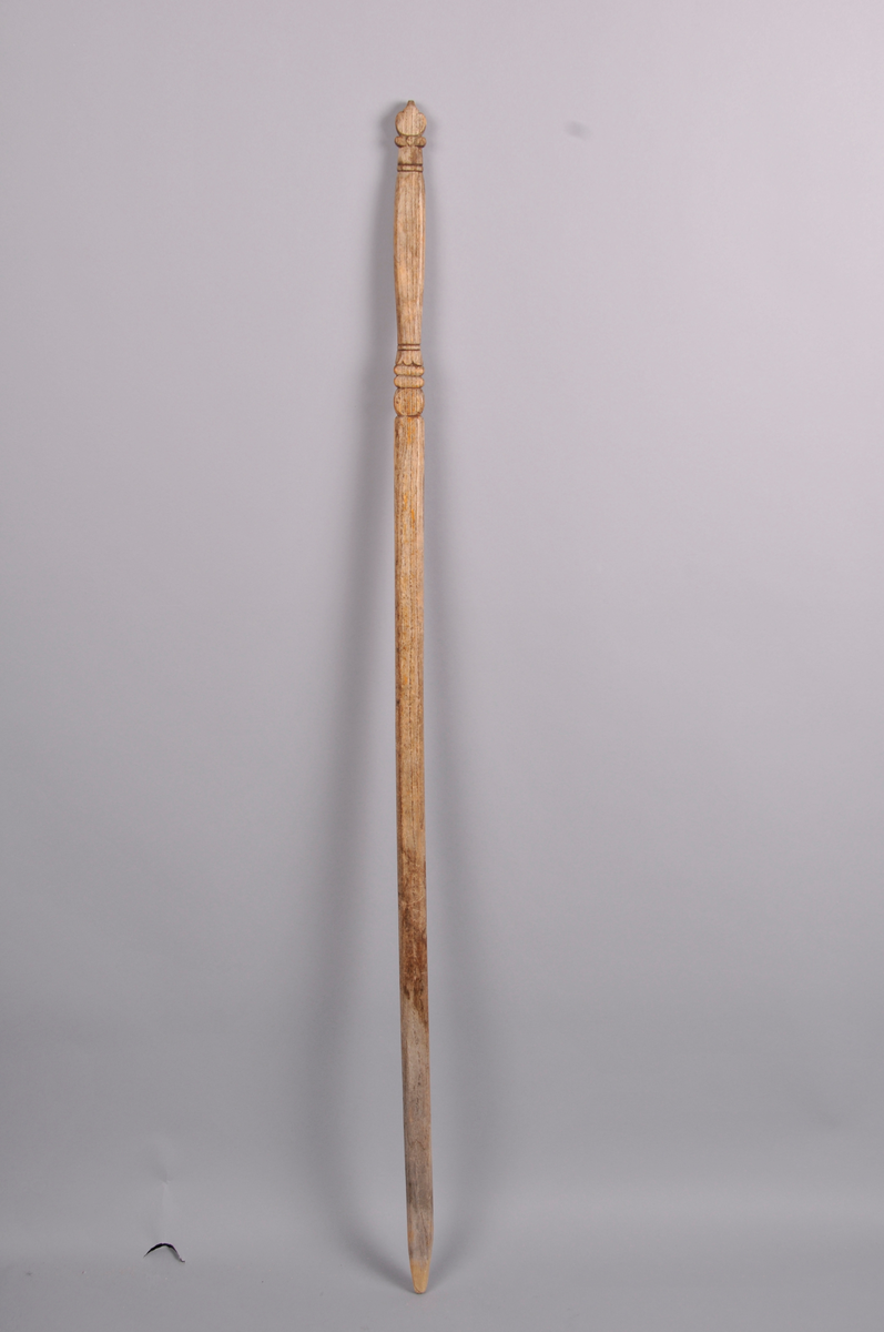 Hav 7,5cm.
Furuski, ufarga. 

5c: skistav avbroten

Mål: Handtak 20,5cm,3cm breitt, 2cm tykt,
resten av staven cm ca. 75cm lang.
Laga av ask, Handtaket utkrota.