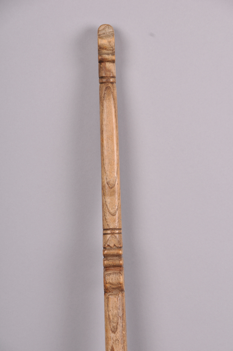 Hav 7,5cm.
Furuski, ufarga. 

5c: skistav avbroten

Mål: Handtak 20,5cm,3cm breitt, 2cm tykt,
resten av staven cm ca. 75cm lang.
Laga av ask, Handtaket utkrota.